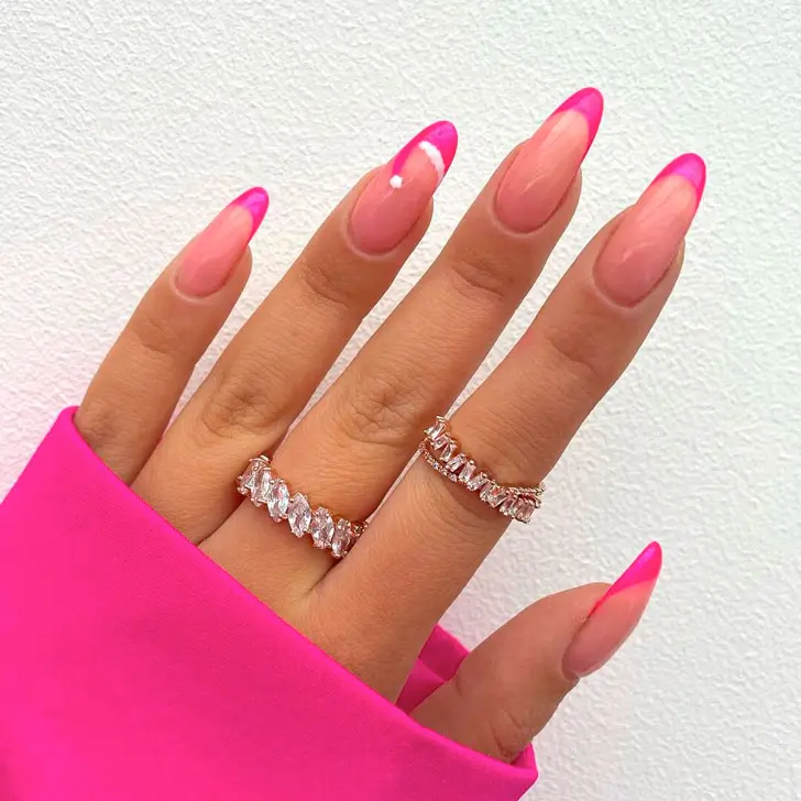 Розовый френч на длинных миндальных ногтях