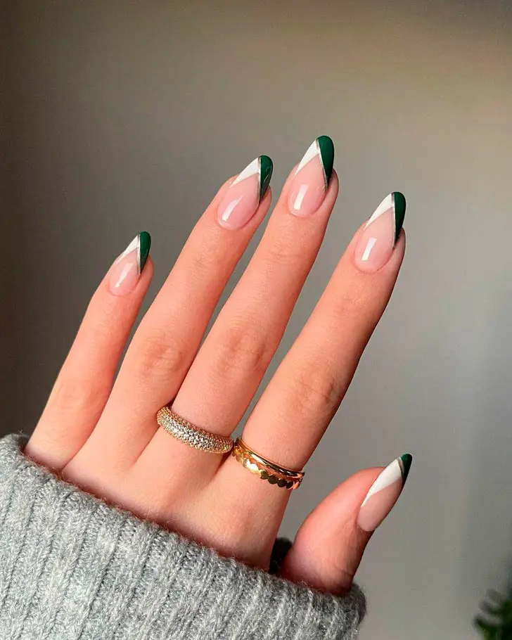 Бело-зеленый френч с серебристой линией на овальных ногтях средней длины