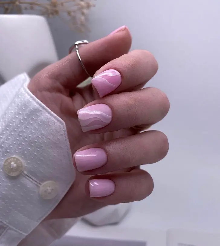Нежно-розовый маникюр с белыми волнами на квадратных ногтях
