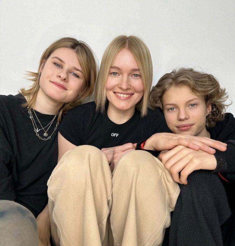 Актриса Виктория Толстоганова выложила фото со взрослыми детьми1