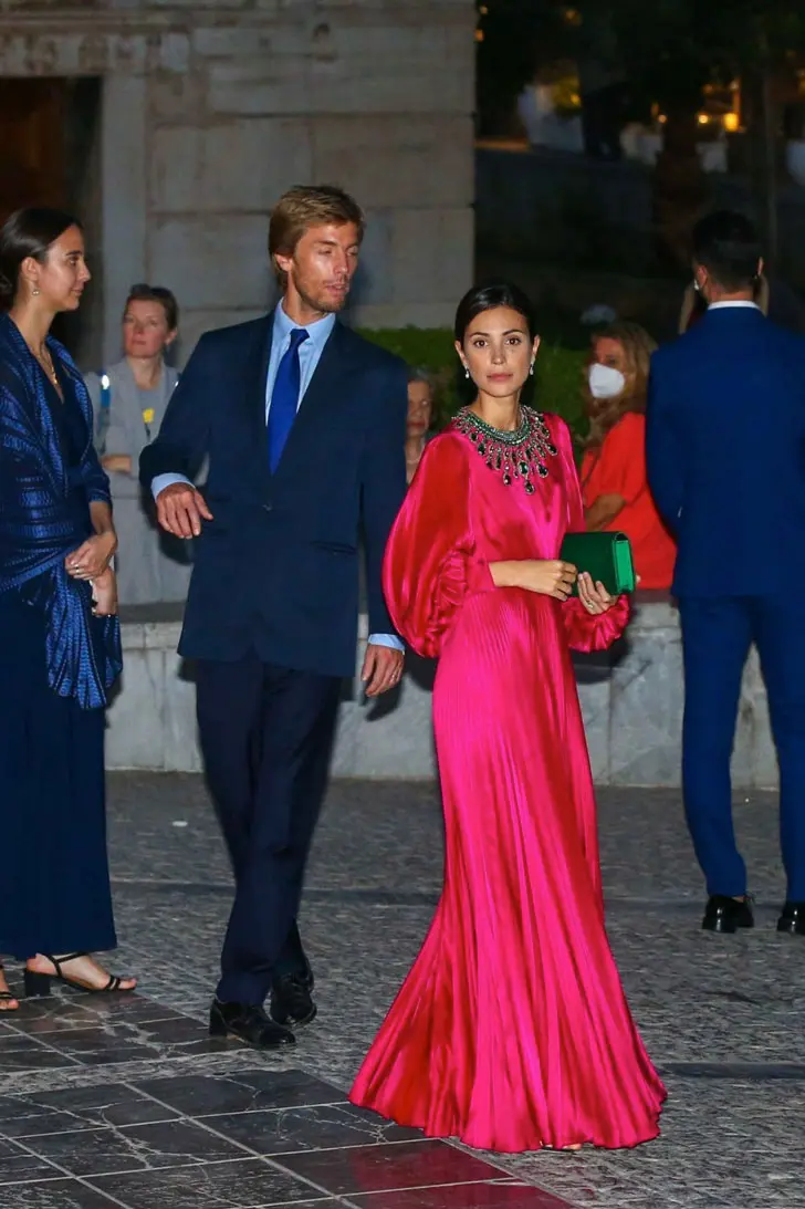 Алессандра де Осма в вечернем платье цвета фуксии с длинными объемными рукавами