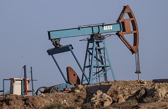Цены на нефть держатся около месячного максимума