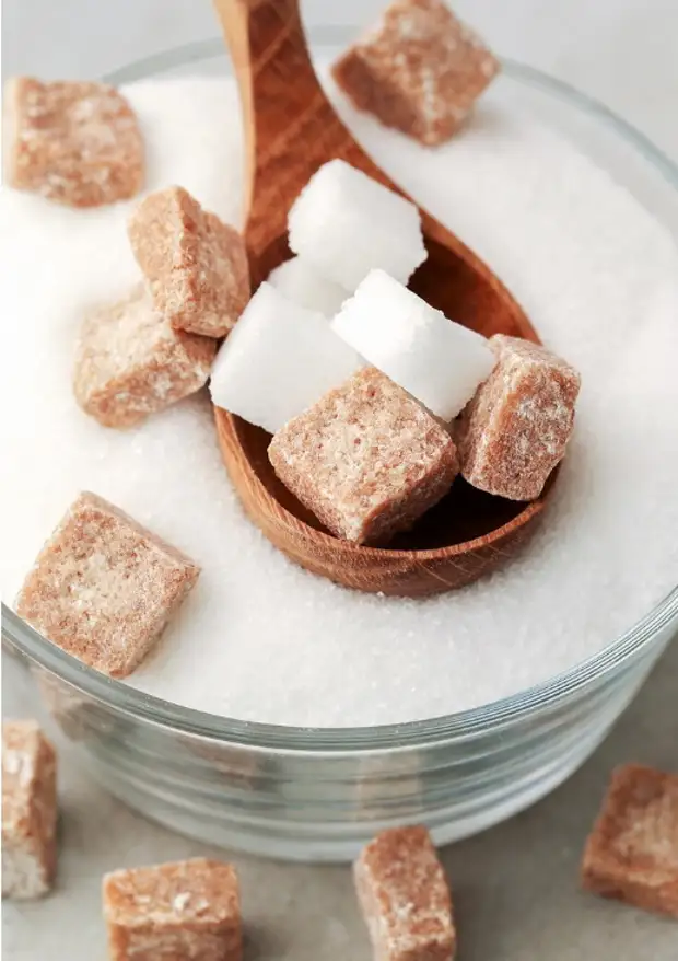 Чем отличается белый сахар от коричневого8