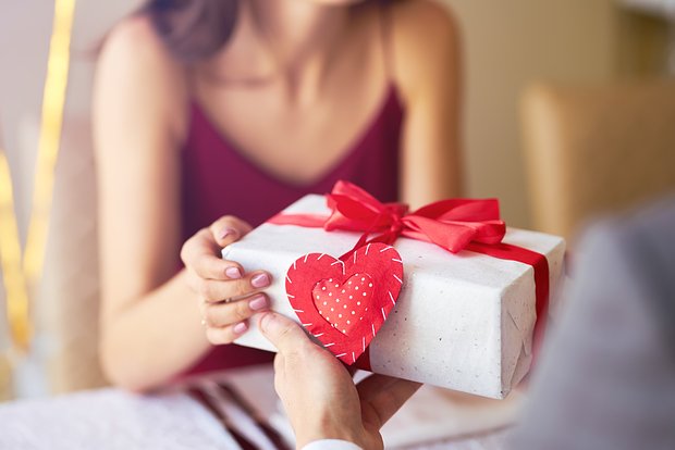Что подарить любимым на 14 февраля в 2024 году: 25 идей презентов на День святого Валентина для девушек и парней9
