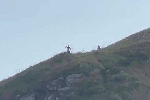 В Бразилии туристы сфотографировали пришельцев, стоящих на холме