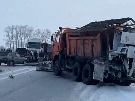 Десять человек пострадали в ДТП в Алтайском крае