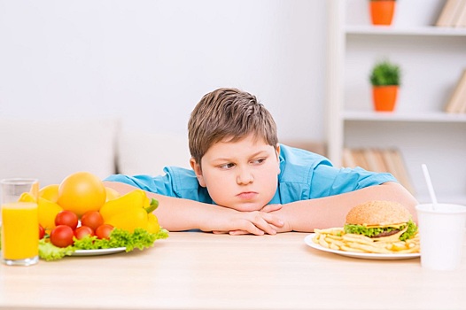 Диетолог перечислила причины развития ожирения у детей и подростков