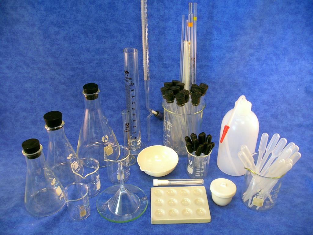 Химические предметы 8 класс. Лабораторная посуда хим лаборатории. Лабораторная химическая посуда. Посуда для хим лаборатории. Стеклянная лабораторная посуда.