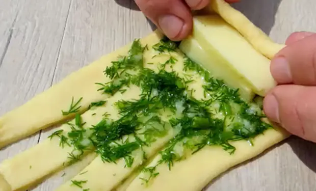 Добавляем в тесто зелень, чеснок и сыр. Быстрые плетенки на замену хлебу0