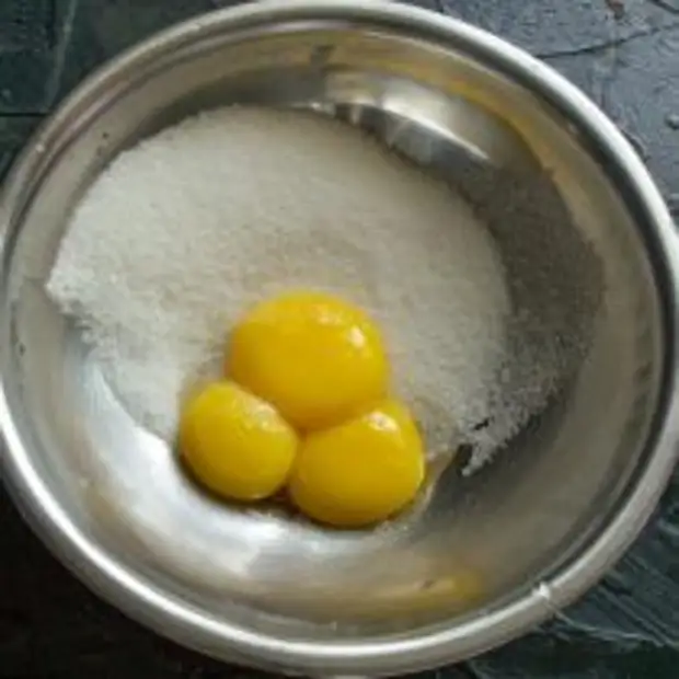 Разбиваем яйца по очереди в миску, отделяем желтки.