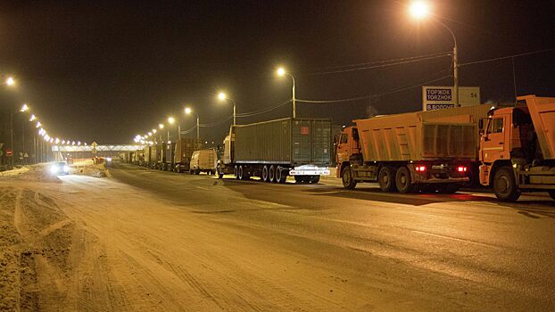 Движение на М-10 после опрокидывания лесовоза полностью восстановлено