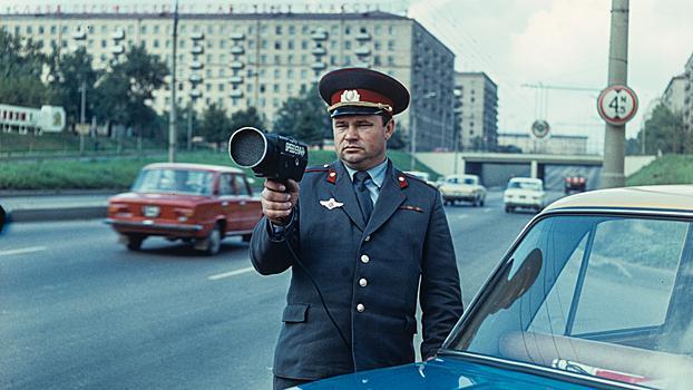 «Дырки» в правах и без лимита скорости: какие правила дорожного движения были в СССР