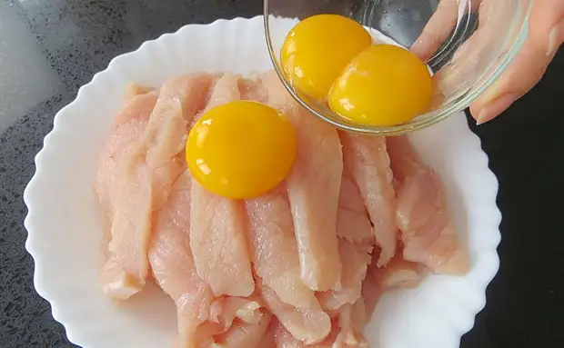 Если куриная грудка получается сухой, просто залейте ее яйцом. Самый простой способ приготовить нежно и сочно0