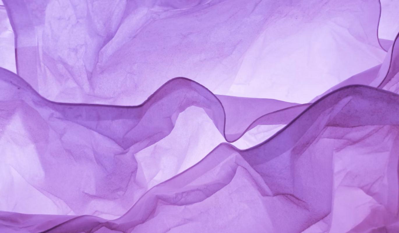 Фиолетовый цвет в гардеробе: кому подходит и как сочетать 