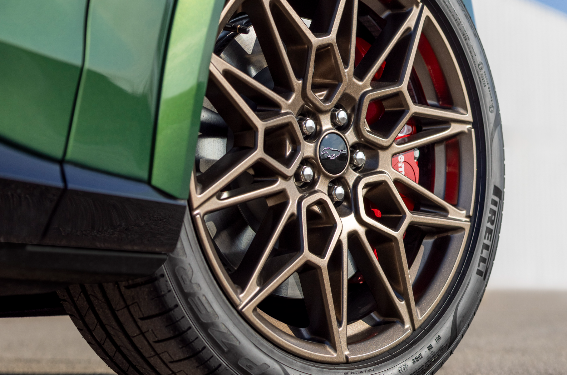 Ford показал самый быстрый Mustang Mach-E GT с «бронзовым» декором5