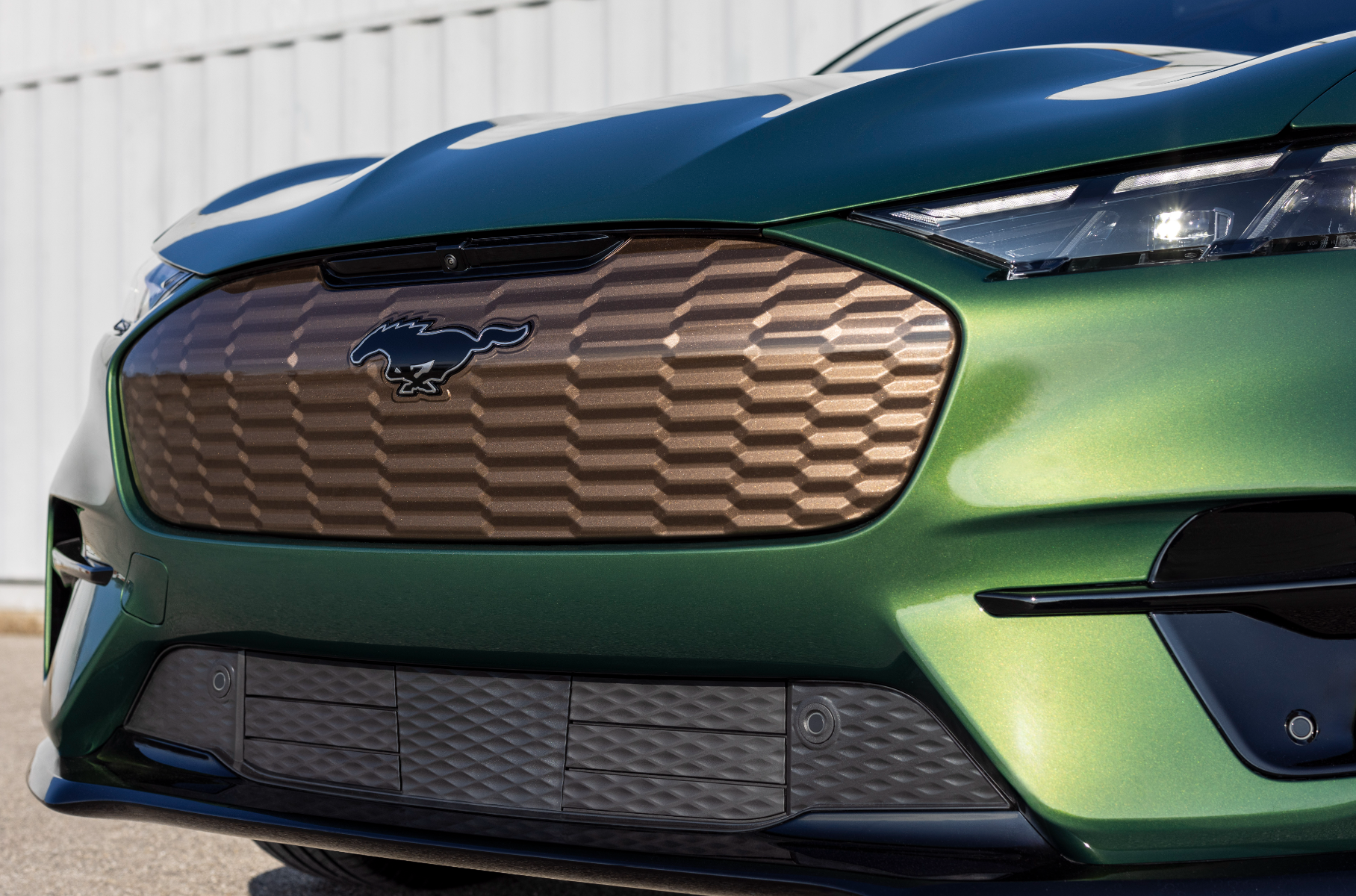 Ford показал самый быстрый Mustang Mach-E GT с «бронзовым» декором4