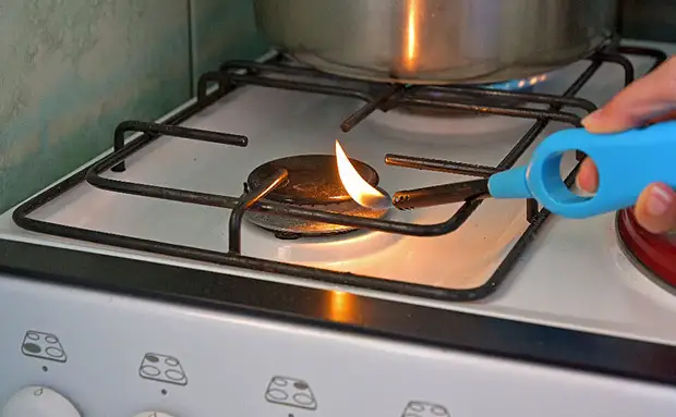 Газовая плита снова работает равномерно: чистим горелку проволокой снизу1