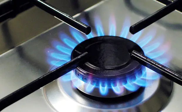Газовая плита снова работает равномерно: чистим горелку проволокой снизу0
