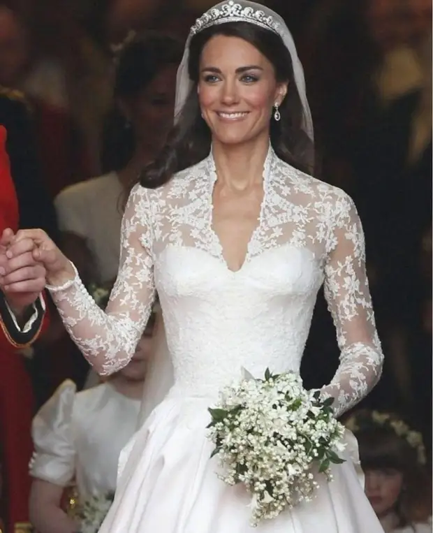 Глаз не отвести: самые красивые свадебные платья королевских особ19