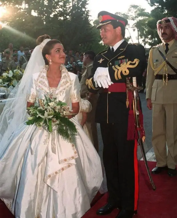 Глаз не отвести: самые красивые свадебные платья королевских особ7