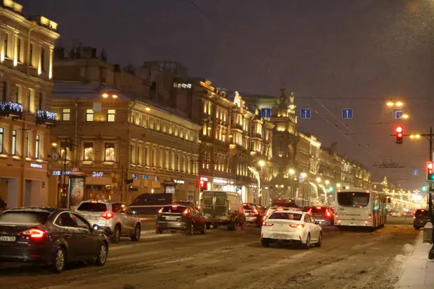 Город увяз в пробках: в центре Петербурга вышли из строя полсотни светофоров0