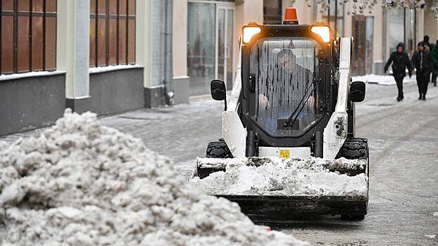 Городские службы ликвидируют последствия ночного снегопада в Москве