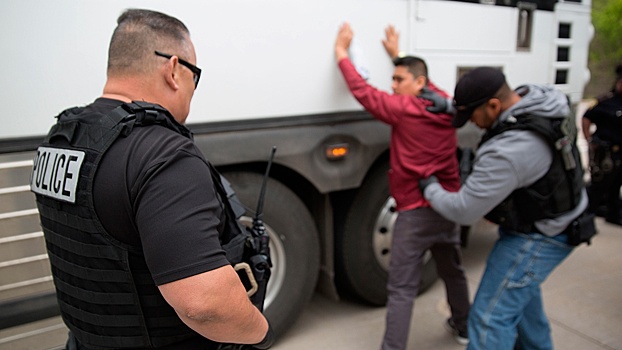 Губернаторы 25 штатов обвинили Байдена в нежелании защитить Техас от мигрантов