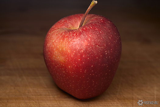 Стоматолог Антипенко предупредил о вреде переедания яблок