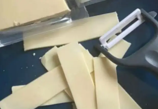 Идеальная нарезка сыра на кусочки: берем нож для очистки картошки0