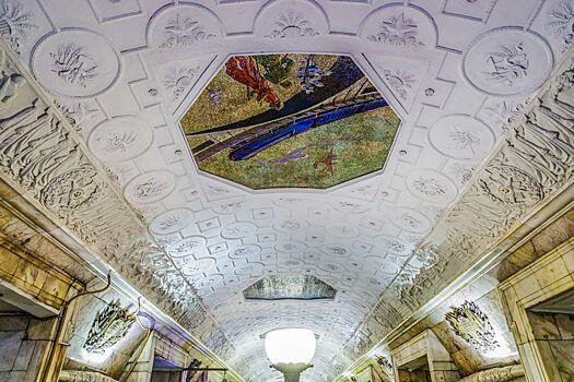 Исторические барельефы отреставрировали на станции метро «Новокузнецкая»