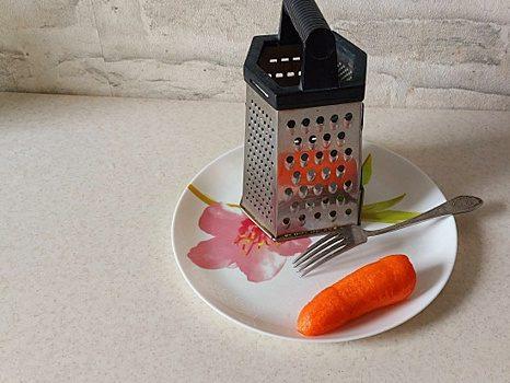 Как безопасно натереть морковь на терке