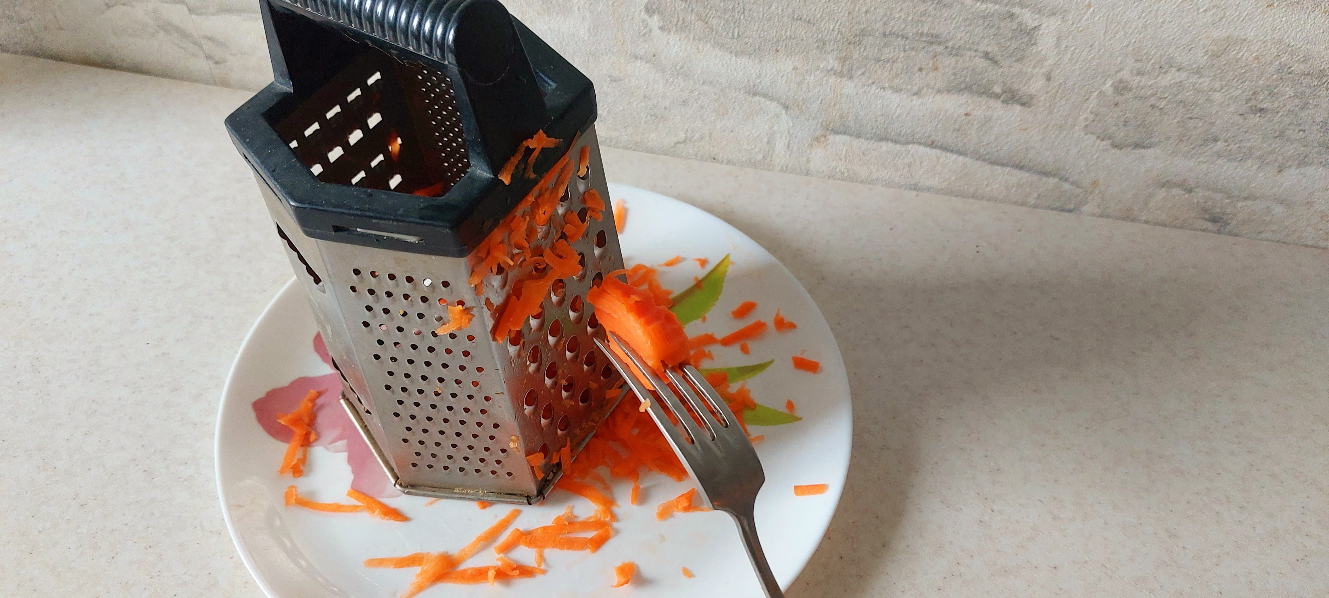 Как безопасно натереть морковь на терке3