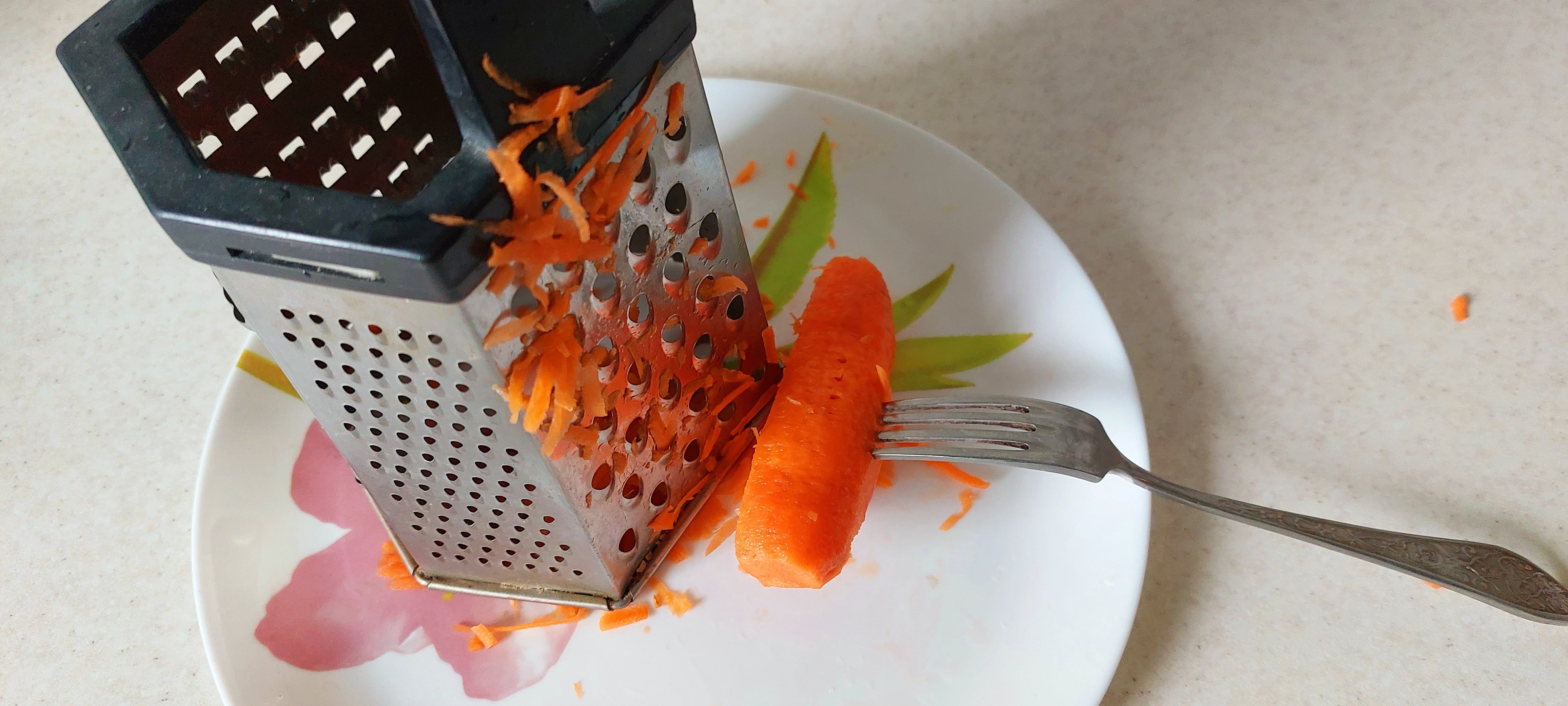 Как безопасно натереть морковь на терке2