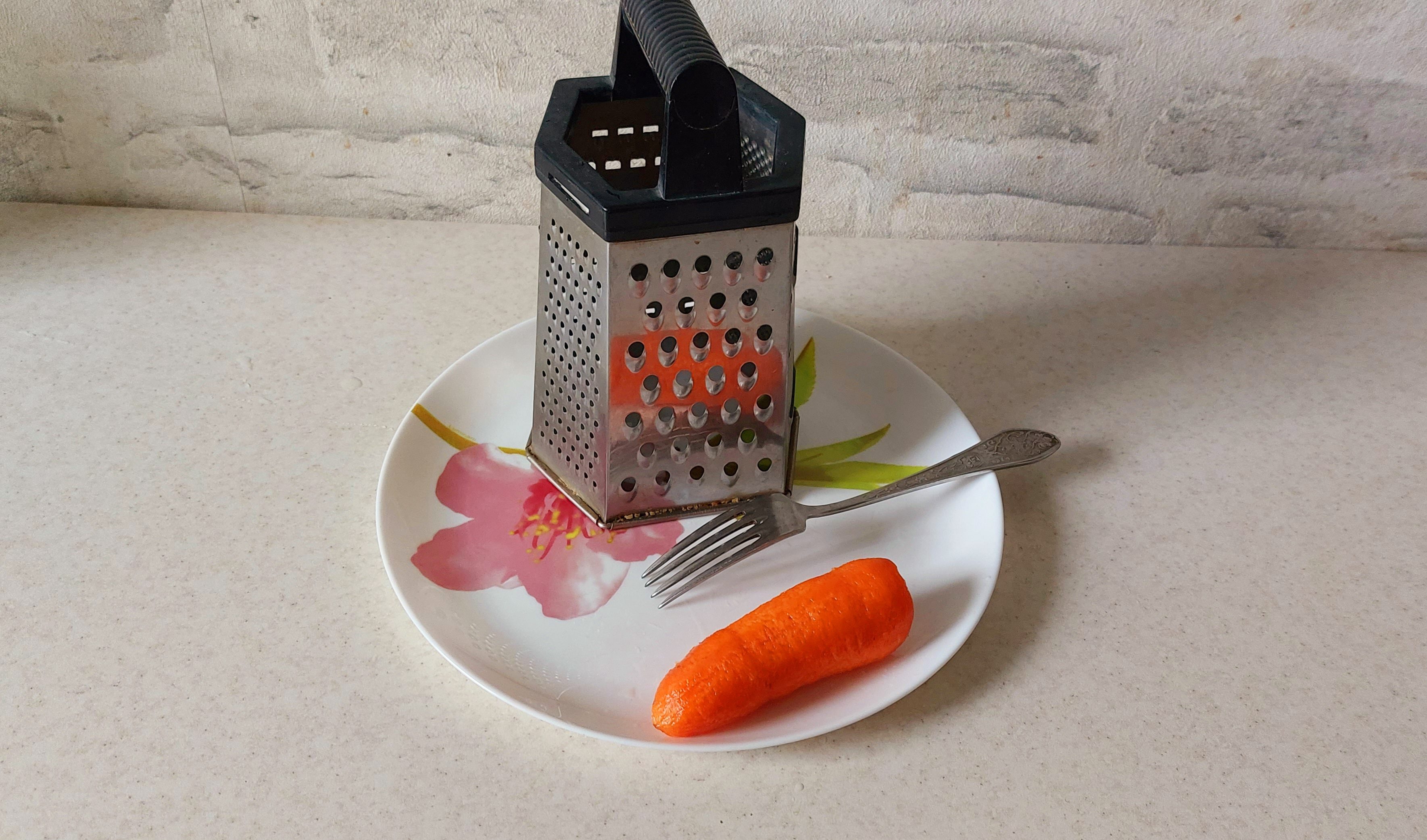 Как безопасно натереть морковь на терке1