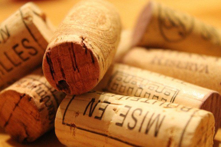 Как открыть вино без штопора в домашних условиях