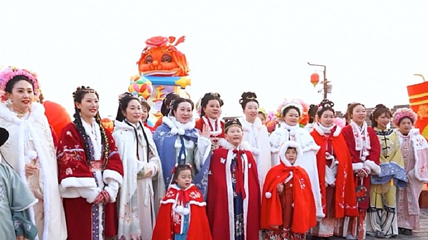 Как традиционные костюмы помогают развивать туризм в Китае