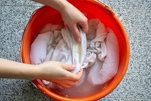 Как убрать пятна от пота с одежды: лучшие способы вывести желтые следы на ткани0