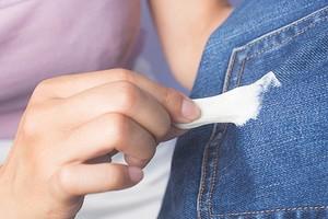 Как убрать жевательную резинку с одежды: 19 эффективных способов очистить пятна0