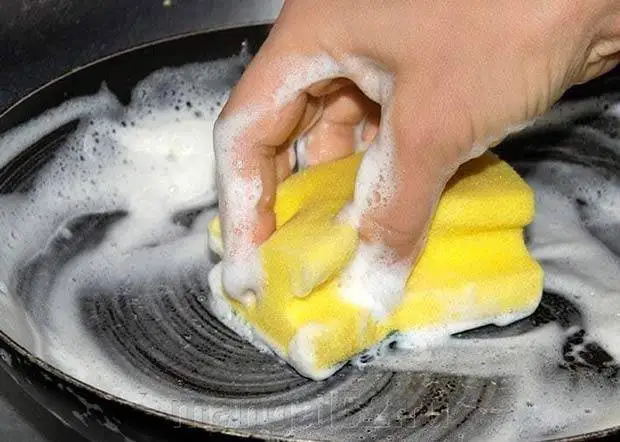 Как ухаживать за чугунными сковородами и как их правильно очищать3