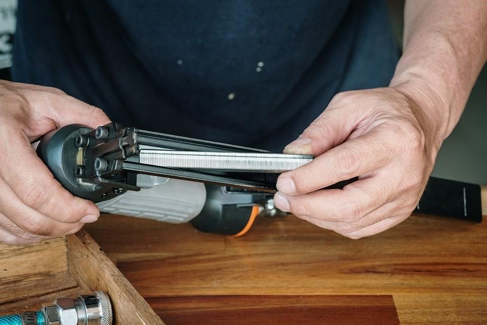 Как вставлять скобы в мебельный степлер: пошаговая инструкция4