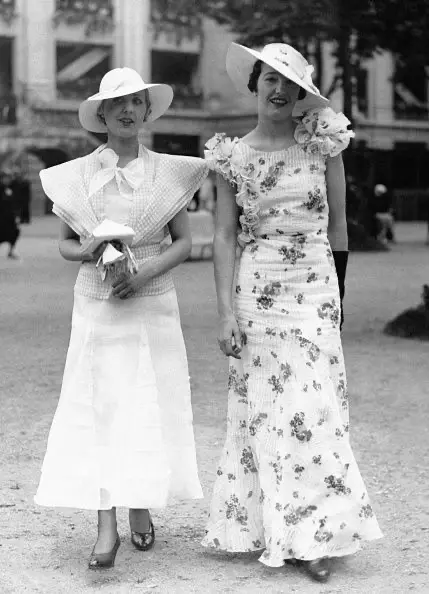 Девушки в летних длинных платьях и шляпках - 1933 год