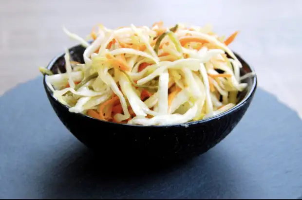 Это простой и быстрый капустный салат всего из трех ингредиентов. А в качестве заправки предложу старинный французский соус винегрет.