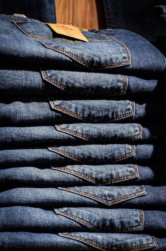 Классика жанра: как прямые джинсы помогут скрыть недостатки фигуры1