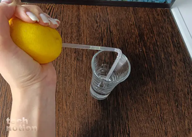 Чтобы аккуратно достать сок из лимона, проткните его трубочкой / Изображение: дзен-канал technotion