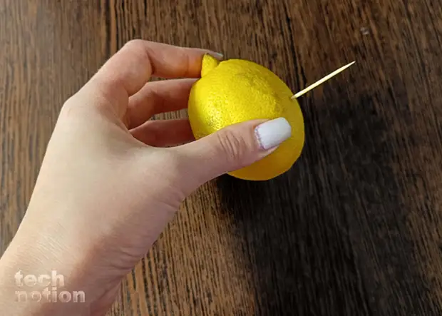 Если по-рецепту вам нужно несколько капель лимона, проткните его зубочисткой и надавите / Изображение: дзен-канал technotion