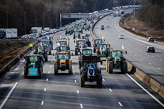 Колонны тракторов протестующих фермеров вошли в Брюссель и направились к Еврокварталу