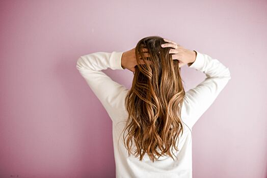 Косметолог назвала металл, который стимулирует здоровье волос
