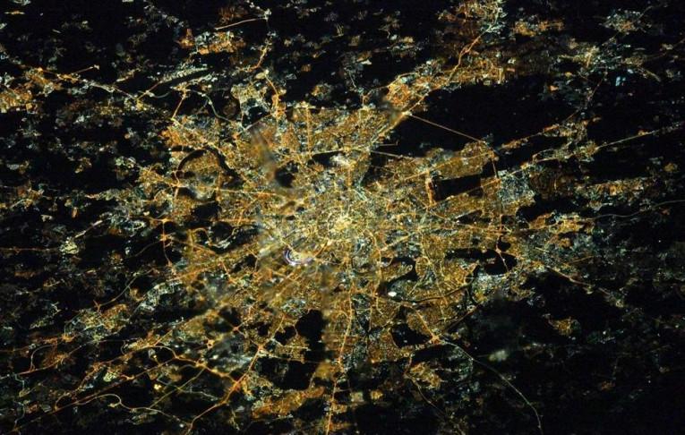 Космонавт с борта МКС сфотографировал ночную Москву1