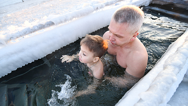 Крещенские купания: как окунаться в прорубь и что делать запрещено