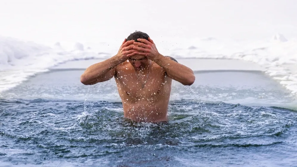 Крещенское купание: чем грозит ныряние в прорубь без подготовки?5